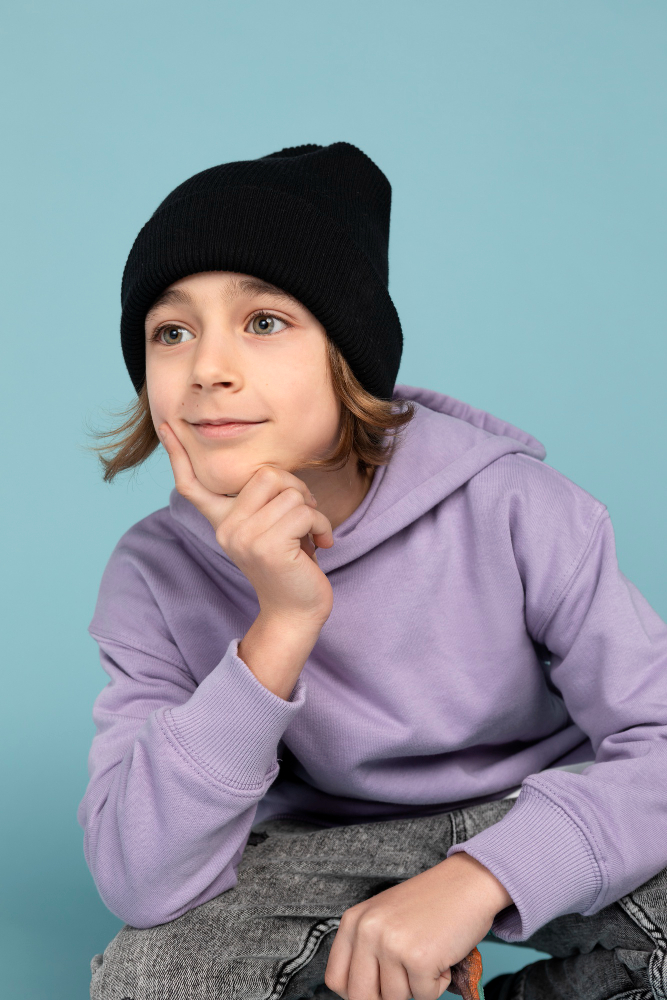 Niño con sudadera morada