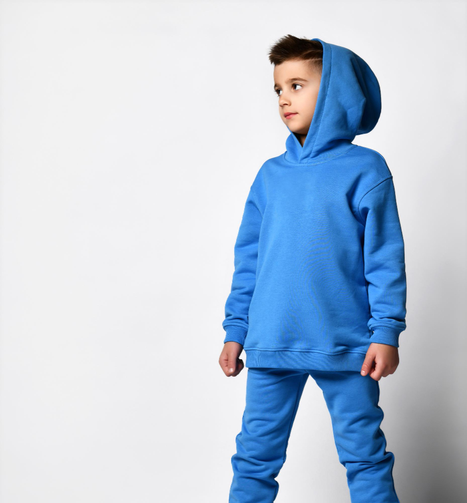Niño con sudadera azul