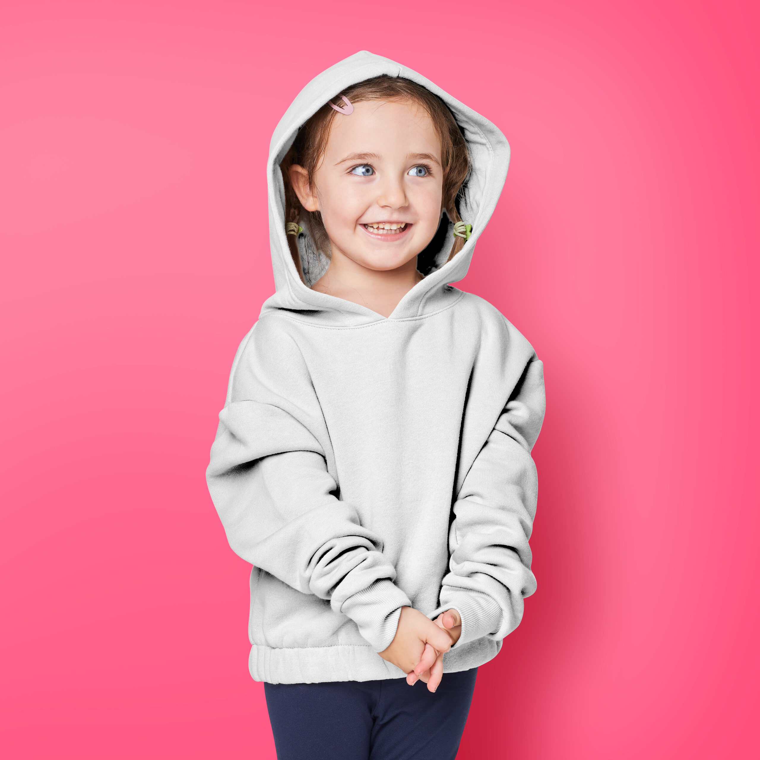 Niña con sudadera blanca